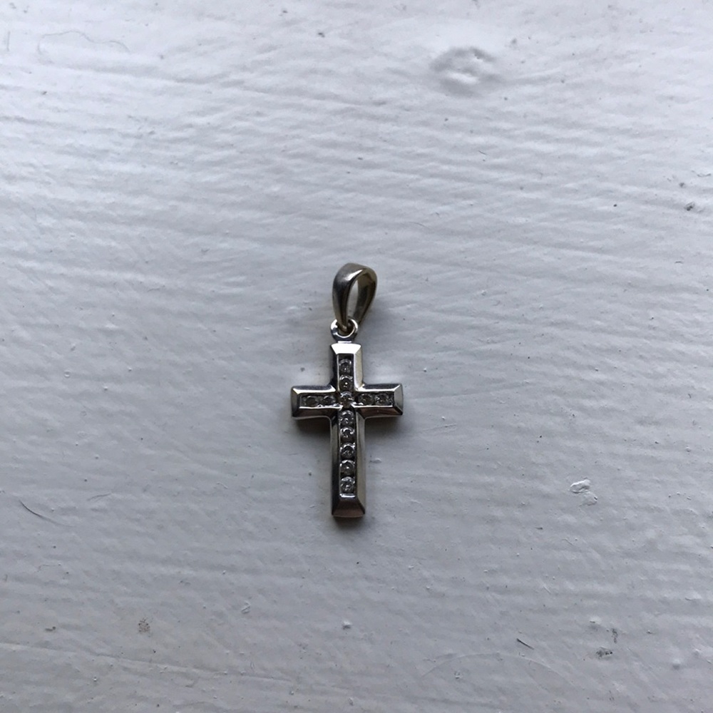 Cross Pendant: Real diamonds, white gold